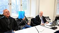 Rechtsanwalt Franz Xaver Wittl aus M&uuml;nchen und sein Kollege Michael Zahareas aus N&uuml;rnberg mit einem der Angeklagten