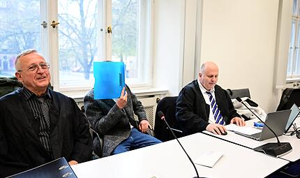Rechtsanwalt Franz Xaver Wittl aus M&uuml;nchen und sein Kollege Michael Zahareas aus N&uuml;rnberg mit einem der Angeklagten