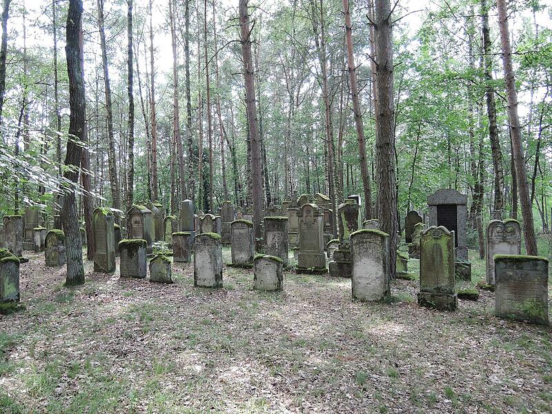 Am Sonntag führt Christiane Kolbet über den jüdischen Friedhof in Zeckern.