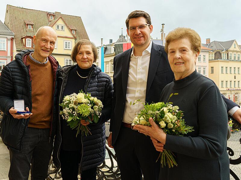Oberb&uuml;rgermeister Dominik Sauerteig (Zweiter von rechts) verlieh die B&uuml;rgermedaille an Harald Rathai, Bianca da Col und  Annamaria da Col.