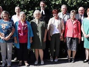 Goldene Konfirmation (1974 und 1975): (von links) Ingrid Weikard, geb. Reß, Pfarrerin Sonja von Aschen, Marianne Präcklein, geb. Schinzel, Kurt Schleicher, Claudia Wacker, Elke Handke, geb. Kestler, Ute Druckenbrod, Pfarrer Jürgen Blechschmidt, Hi...