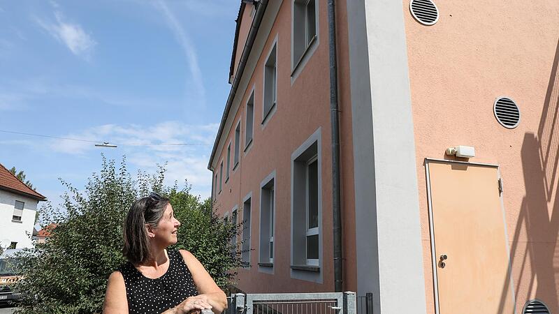 Die ehemalige Rektorin Michaela Schell steht vor dem bald verwaisten Schulgeb&auml;ude in Seubelsdorf &ndash; und den Sch&auml;chten der teuren L&uuml;ftungsanlage.