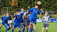 Im torlosen Spiel kann der Mitwitzer Johannes Schmidt (blau) eine Steinbacher Ecke per Kopf entschärfen.