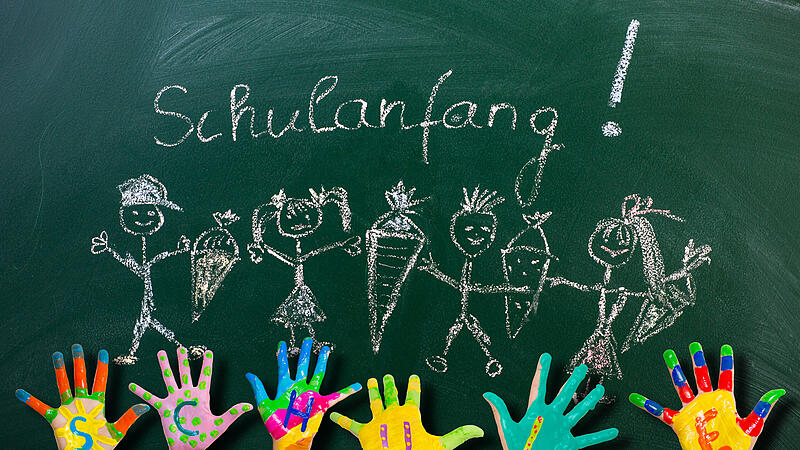 Schulanfang Sch&uuml;ler an Tafel