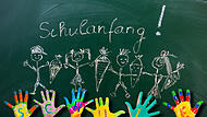 Schulanfang Schüler an Tafel