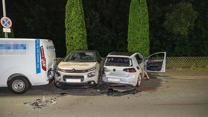 Heftiger Aufprall in der Nacht: Der Schaden könnte sechsstellig sein.Forchheim & Fränkische Schweiz Heftiger Aufprall in der Nacht: Der Schaden könnte sechsstellig sein.