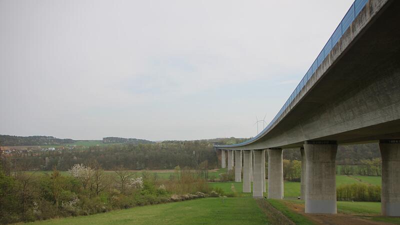 Rechts der Autobahn A71 soll das Südlink-Kabel unter die Erde kommen.