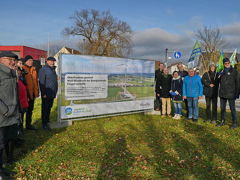 B&uuml;rgermeisterinnen und B&uuml;rgermeister aus den Landkreisen Forchheim, Bamberg und Bayreuth unterst&uuml;tzen in Eggolsheim die Aktion Pro Windkraft.