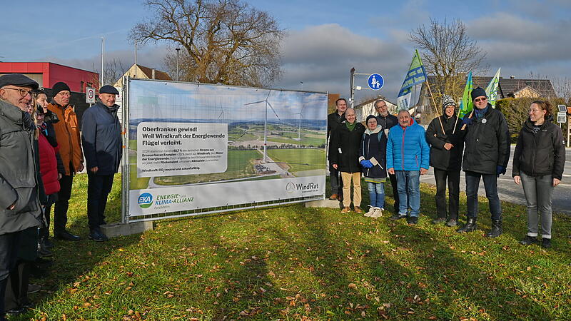 B&uuml;rgermeisterinnen und B&uuml;rgermeister aus den Landkreisen Forchheim, Bamberg und Bayreuth unterst&uuml;tzen in Eggolsheim die Aktion Pro Windkraft.