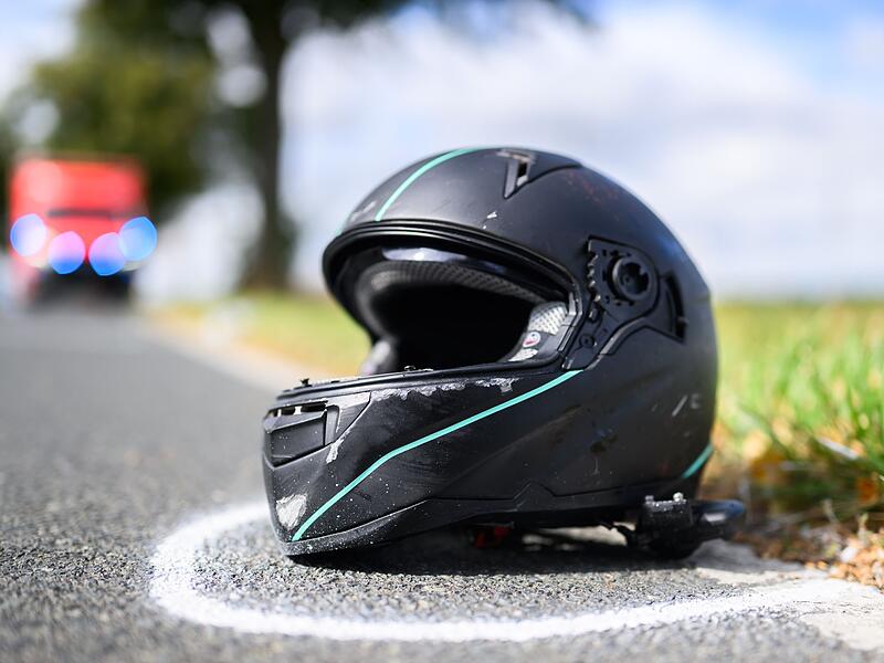 Motorrad und Auto sto&szlig;en zusammen