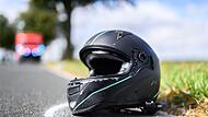 Motorrad und Auto stoßen zusammen Motorrad und Auto stoßen zusammen