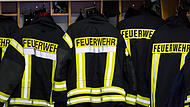 Jacken und Helme der Freiwilligen Feuerwehr nach getaner Arbeit