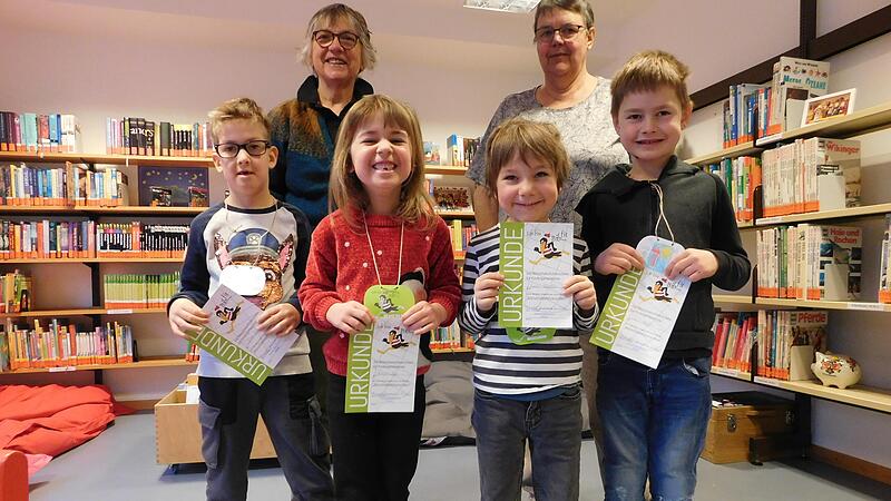 Vier Vorschulkinder aus dem Kindergarten Kothen freuten sich im Januar über das Bestehen des Bibliotheks-Führerscheins „bibfit“. Begleitet haben dies die ehrenamtlichen Helferinnen der Gemeindebibliothek Genoveva Raatz (hinten links) und Bärbel Kö...