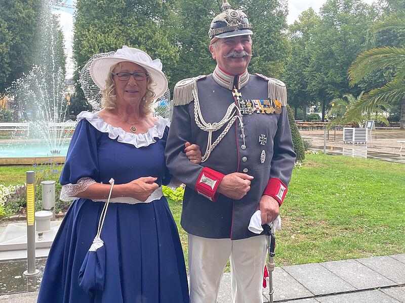 Carsten und Bärbel Pietz stellen ein preußisches Militärs-Ehepaar aus der Zeit von Kaiser Wilhelm II. dar. Carsten und Bärbel Pietz stellen ein preußisches Militärs-Ehepaar aus der Zeit von Kaiser Wilhelm II. dar.