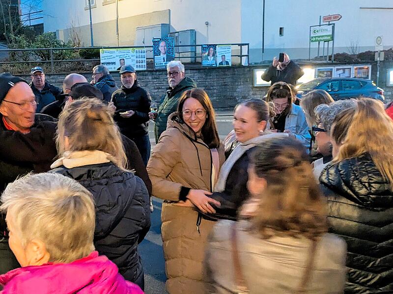 Sabrina Sch&auml;fer freut sich mit ihren Unterst&uuml;tzerinnen und Unterst&uuml;tzern in N&uuml;dlingen.