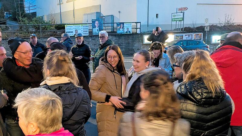 Sabrina Sch&auml;fer freut sich mit ihren Unterst&uuml;tzerinnen und Unterst&uuml;tzern in N&uuml;dlingen.