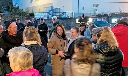 Stichwahl in NüdlingenBürgermeisterwahl Nüdllingen Sabrina Schäfer freut sich mit ihren Unterstützerinnen und Unterstützern in Nüdlingen.