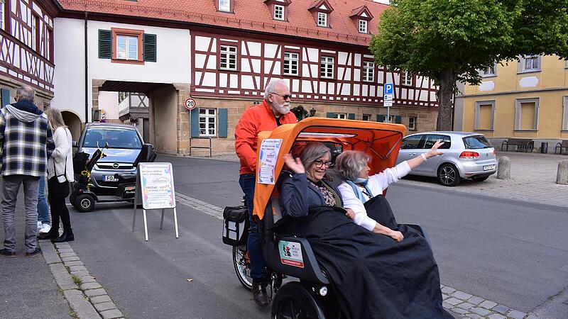 Zwei Seniorinnen genießen die Rikscha-Fahrt in Neunkirchen am Brand mit Wolfgang Mehrer, ein Angebot am Geburtstag des Seniorenbüros.Forchheim & Fränkische Schweiz Zwei Seniorinnen genießen die Rikscha-Fahrt in Neunkirchen am Brand mit Wolfgang Mehrer, ein Angebot am Geburtstag des Seniorenbüros.Forchheim & Fränkische Schweiz
