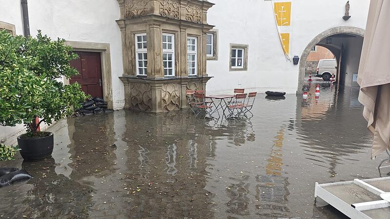 Im Schlosshof war Land unter.