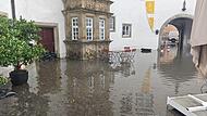 Im Schlosshof war Land unter.Hochwasser im Deutschordensschloss Im Schlosshof war Land unter.