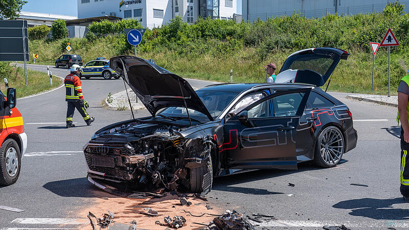 Zwei Autos an der Autobahnauffahrt zur A70 bei Sche&szlig;litz im Landkreis Bamberg kollidiert