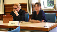 Peggys Mutter Susanne Knobloch (r.) und ihre Anwältin Ramona Hoyer streiten vor dem OLG Bamberg um Schadensersatz.