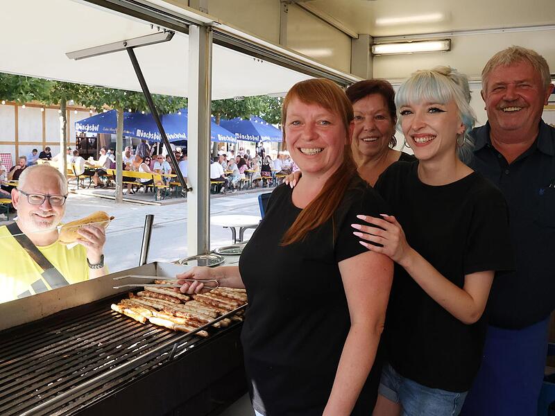 Drei Generationen hinterm Grill: Kathrin B&auml;r (45), Karin B&auml;r (69), Emily B&auml;r (23) und Gerhard B&auml;r (69). Die Familie B&auml;r ist der einzige Bratwurststand, der noch mit Holzkohle grillt. Sonny Adam