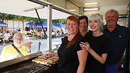 Drei Generationen hinterm Grill: Kathrin Bär (45), Karin Bär (69), Emily Bär (23) und Gerhard Bär (69). Die Familie Bär ist der einzige Bratwurststand, der noch mit Holzkohle grillt. Sonny Adam Drei Generationen hinterm Grill: Kathrin Bär (45), Karin Bär (69), Emily Bär (23) und Gerhard Bär (69). Die Familie Bär ist der einzige Bratwurststand, der noch mit Holzkohle grillt. Sonny Adam