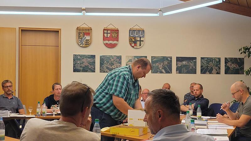 Schondras Bürgermeister Bernold Martin zählte selbst die Stimmen der Wahl seines Stellvertreters aus. Meist standen Enthaltungen auf den Zetteln. Schondras Bürgermeister Bernold Martin zählte selbst die Stimmen der Wahl seines Stellvertreters aus. Meist standen Enthaltungen auf den Zetteln.