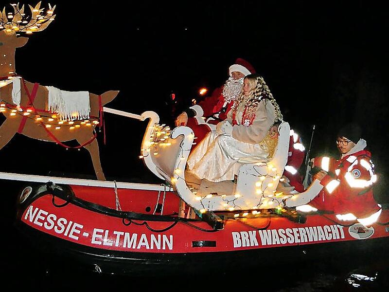Nikolaus Alexander Gr&ouml;&szlig; und Weihnachtsengelchen Emily May kamen mit ihrem Rentierschlitten &uuml;ber den Main zu den wartenden Kindern.