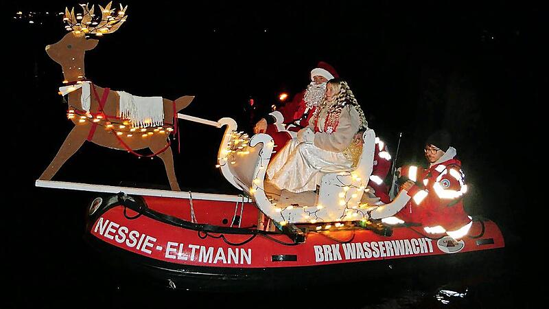 Nikolaus Alexander Gr&ouml;&szlig; und Weihnachtsengelchen Emily May kamen mit ihrem Rentierschlitten &uuml;ber den Main zu den wartenden Kindern.