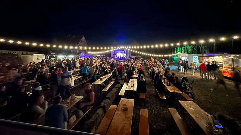 Gemütliches Zusammensitzen beim Hopfenzupferfest in Mürsbach