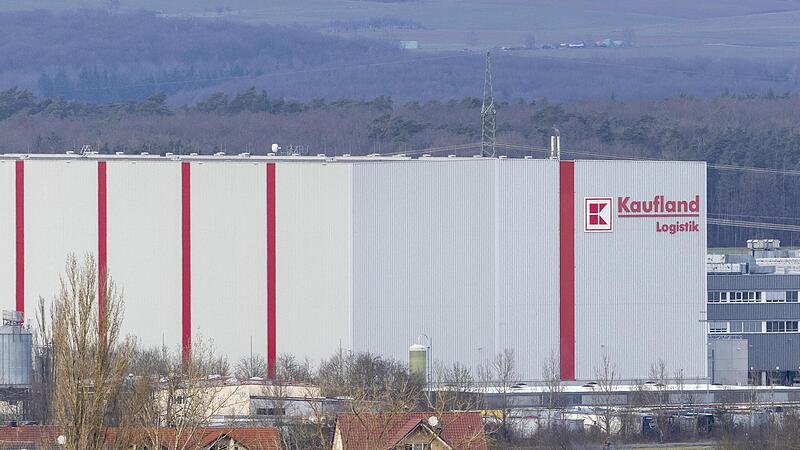 Abgeordnete von SPD und CSU fordern Kaufland auf, die in Donnersdorf geplanten Ma&szlig;nahmen zu &uuml;berdenken. Die Sozialdemokraten wollen zudem pr&uuml;fen lassen, ob die Vergabe an Werkvertragsfirmen zul&auml;ssig ist.