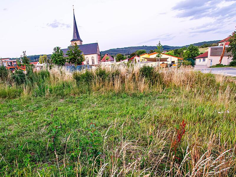 Gleich hinter dem Kindergarten wird die Kindertagesst&auml;tte in Hetzles errichtet.