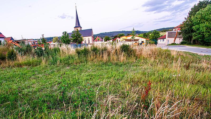 Gleich hinter dem Kindergarten wird die Kindertagesst&auml;tte in Hetzles errichtet.