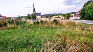 Gleich hinter dem Kindergarten wird die Kindertagesstätte in Hetzles errichtet. Josef HofbauerForchheim & Fränkische Schweiz Gleich hinter dem Kindergarten wird die Kindertagesstätte in Hetzles errichtet.