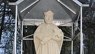 Die Statue des heiligen Johannes Nepomuk steht an der Straße von Knetzgau nach Sand neben dem Radweg in der Nähe der Brücke.