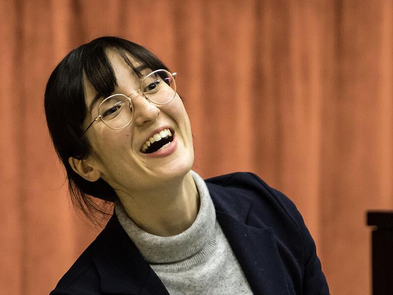 Alice Lapasin Zorzit bei der Probenarbeit mit dem Chor des Landestheater.
