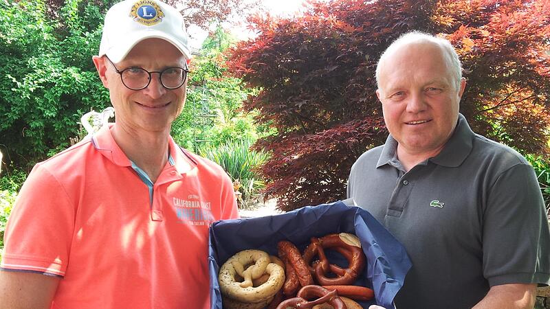 Organisator Ralf-Herbert  Kneitz (links) und Bernd Sesselmann (Pr&auml;sident des Lion-Hilfswerks) wollen heuer wieder Brezel-Pakete an heimische Unternehmen verteilen.