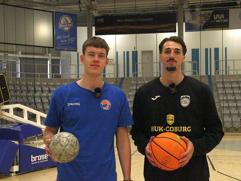Zwei Spieler mit dem Ball des jeweils anderen: Tim Herzog (l.) mit Handball, Mikael Helmersson mit Basketball.