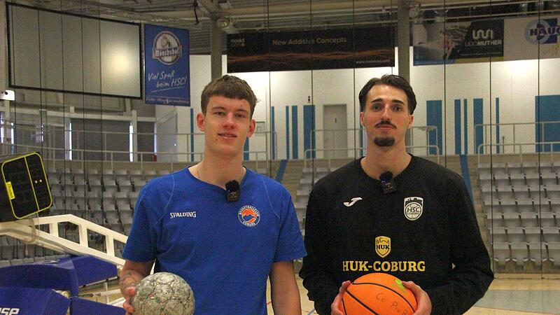 Zwei Spieler mit dem Ball des jeweils anderen: Tim Herzog (l.) mit Handball, Mikael Helmersson mit Basketball.