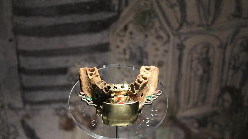 Der Unterkiefer des Heiligen Otto in der Ansbacher Franken-Ausstellung: In Wein getunkt, soll die Reliquie fr&uuml;her wundert&auml;tig gewirkt haben.