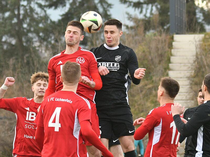 Duell in luftiger H&ouml;he.  Der Lichtenfelser Max Wagner (links) und der Schammelsdorfer Lukas Witterauf im Kopfballduell. Wenn am Freitag der FC Lichtenfels und der TSV Schammelsdorf aufeinandertreffen, ist es das Spiel des Tabellenersten gegen den Zweiten.