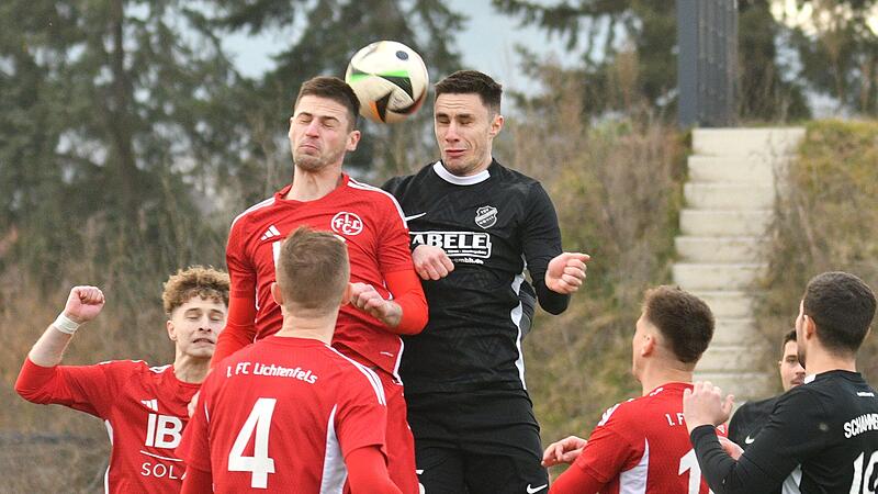 Duell in luftiger H&ouml;he.  Der Lichtenfelser Max Wagner (links) und der Schammelsdorfer Lukas Witterauf im Kopfballduell. Wenn am Freitag der FC Lichtenfels und der TSV Schammelsdorf aufeinandertreffen, ist es das Spiel des Tabellenersten gegen den Zweiten.