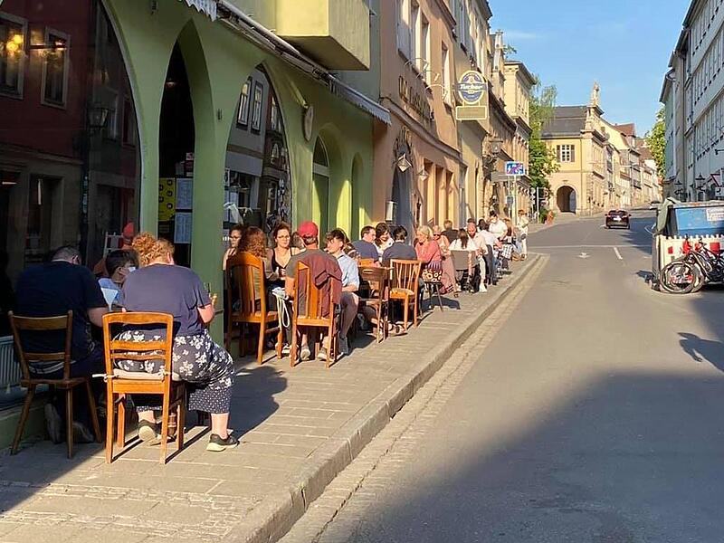 Die Coburger Gr&uuml;nen schlagen unter anderem in der Steingasse eine Verkehrsberuhigung vor. Dann w&auml;re mehr Platz (und mehr Ruhe) f&uuml;r die Au&szlig;engastronomie.Steingasse in Coburg