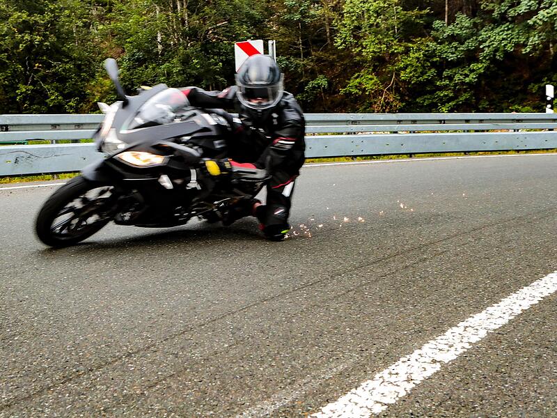 Der Kneedown – das Herausdrücken des Knies – sieht laut den Bikern zwar gefährlich aus, diene jedoch der Sicherheit. Der Kneedown – das Herausdrücken des Knies – sieht laut den Bikern zwar gefährlich aus, diene jedoch der Sicherheit.
