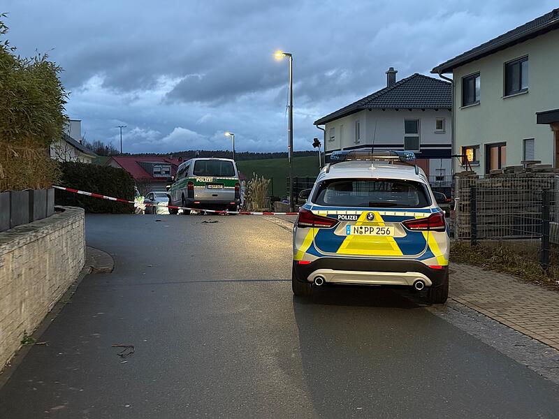 Der Einsatzort in der Lutherhöhe in Mühlhausen wurde nach dem Ende der Fluchtfahrt abgesperrt.