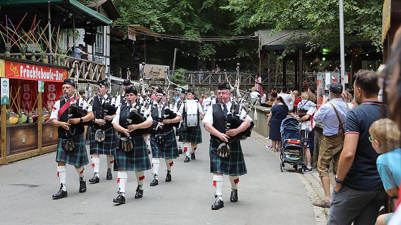 Auch Dudelsack-Kl&auml;nge der Glen Regnitz Pipe Band waren am Samstag beim Festzug im Kellerwald zu h&ouml;ren.Forchheim & Fr&auml;nkische Schweiz
