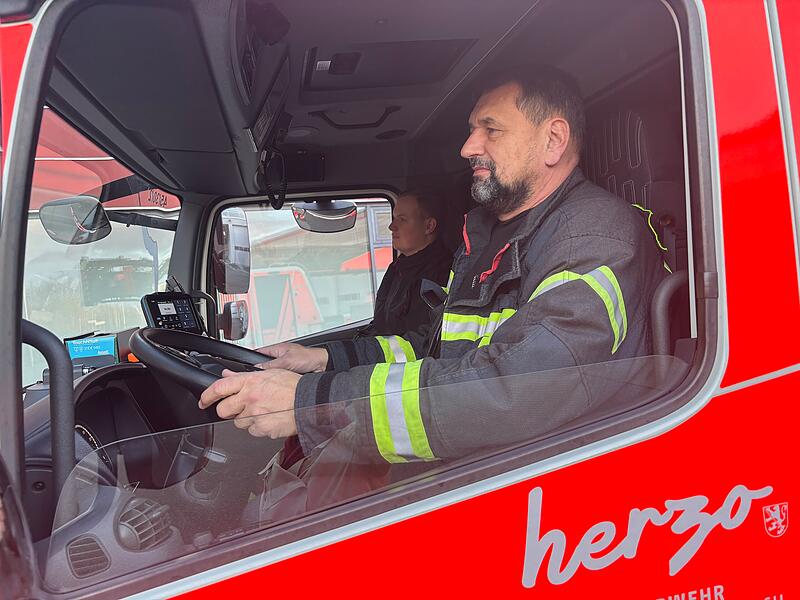 Der Herzogenauracher Feuerwehrkommandant Rainer Weber am Steuer des Drehleiterfahrzeugs.