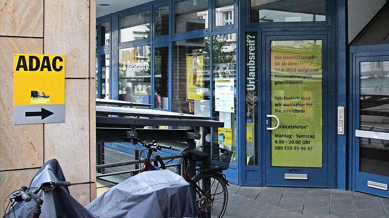 Ein Hinweisschild an der Eingangst&uuml;r informiert dar&uuml;ber, dass die ADAC-Gesch&auml;ftsstelle geschlossen ist.